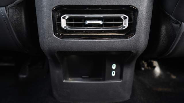 В распоряжении задних пассажиров есть воздуховод и розетки