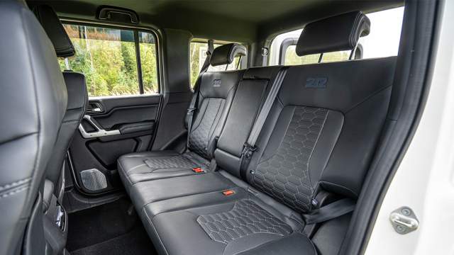 Задний диван плоский, запаса перед коленями немного