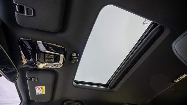 В крыше есть люк