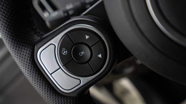 Кнопка подогрева руля лишена какой-либо индикации