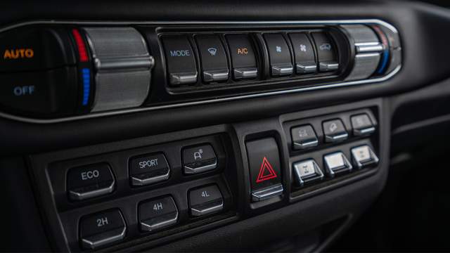 На центральной консоли россыпь физических клавиш