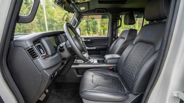 Водительское кресло снабжено регулировкой поясничного подпора, подогревом и массажем. Руль по вылету не регулируется