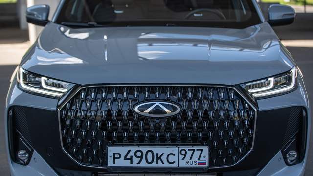 С рестайлингом у «семерки» поменялись решетка радиатора, оптика, крылья и капот