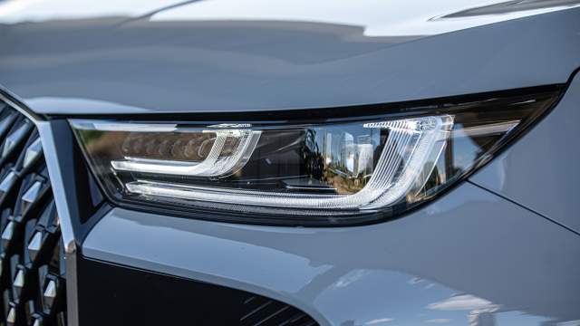 Головная оптика светодиодная во всех комплектациях, недостатка в ее мощности нет