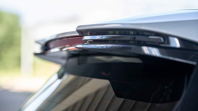 Задний спойлер входит и в базовую комплектацию