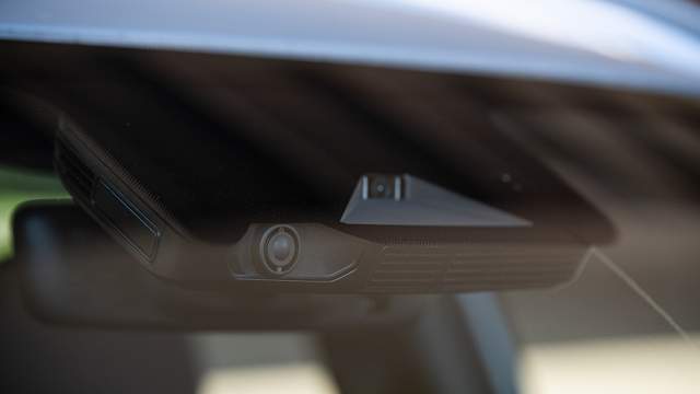 Адаптивный круиз-контроль работает за счет камеры у лобового стекла