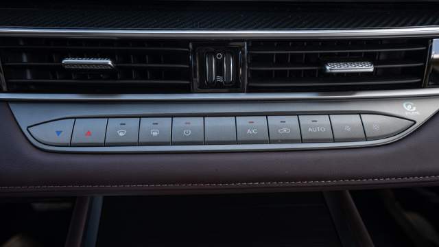 Важное изменение в интерьере — панель управления климатической установкой стала «клавишной» вместо сенсорной