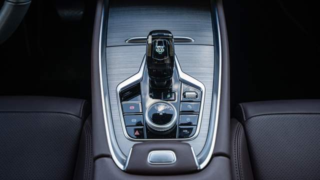 «Хрустальный» селектор трансмиссии с изображением тигра остался