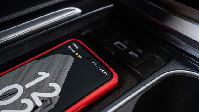 Беспроводной зарядки для смартфона есть во всех версиях машины, кроме базовой