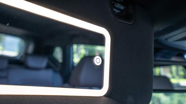 В козырьки встроена стильная двухрежимная подсветка