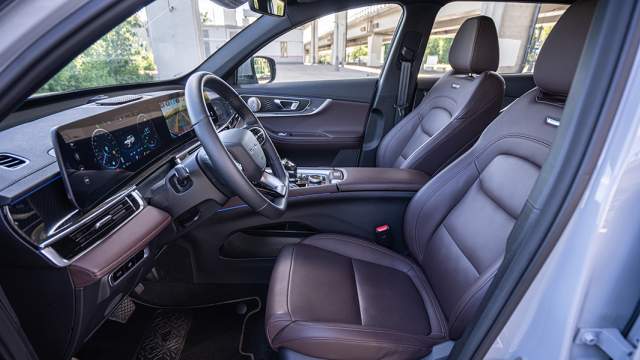 Электрорегулировками передние кресла оснащаются начиная со «средней» комплектации, а в топовой есть еще и вентиляция