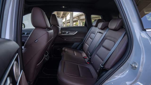 На втором ряду имеется подогрев дивана и достаточно места, колени не упираются в передние сиденья