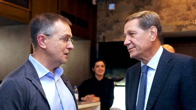 Помощник президента РФ Владимир Мединский и первый заместитель председателя Государственной Думы РФ Александр Жуков 