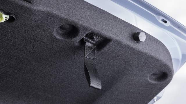 К обшивке крышки багажника на Belgee S50 прикручена простецкая ленточка- ручка. Но на Geely Emgrand и ее нет