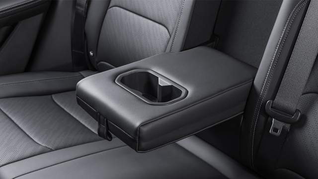 Второй ряд сидений оборудован подлокотником