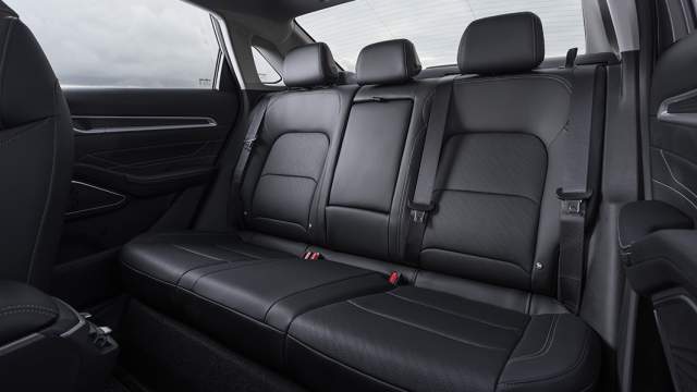 На втором ряду неплохой запас свободного места, но спинка «дивана» излишне вертикальная