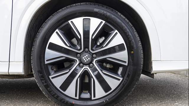 Диаметр дисков — 19 дюймов, тормоза вентилируемые на всех колесах