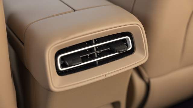 Для задних пассажиров предусмотрен отдельных воздуховод