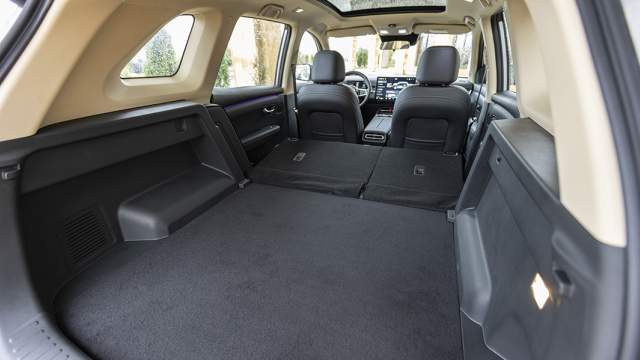 Если сложить сиденья второго ряда, погрузочный объем вырастает до 2125 литров