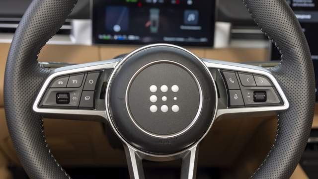 Руль регулируется по вылету и снабжен обогревом