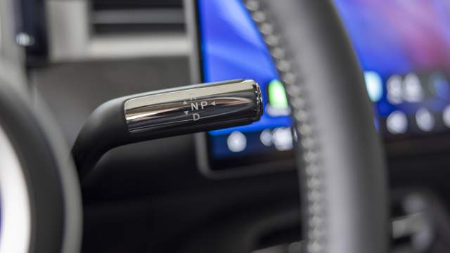 Режимы движения переключаются правым подрулевым рычажком