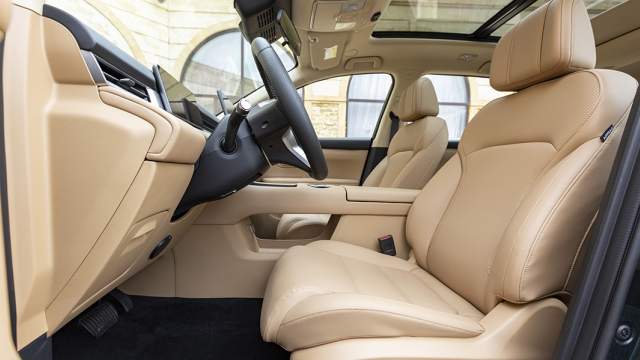 Передние сиденья с новым профилем и увеличенной длиной подушки. Регулировки поясничного подпора и наклона подушки нет