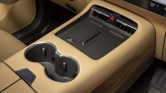 На передней консоли осталась единственная физическая кнопка аварийной сигнализации