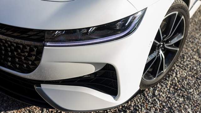 Гибрид можно отличить от электрической версии по ажурной решеткой радиатора, украшенной мелкими логотипами. Фары полностью светодиодные