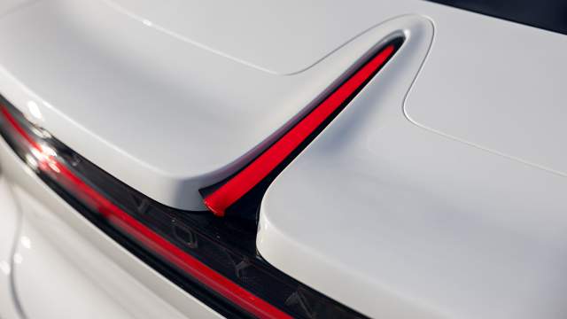 Крышку багажника гибрида украшает «плавник»