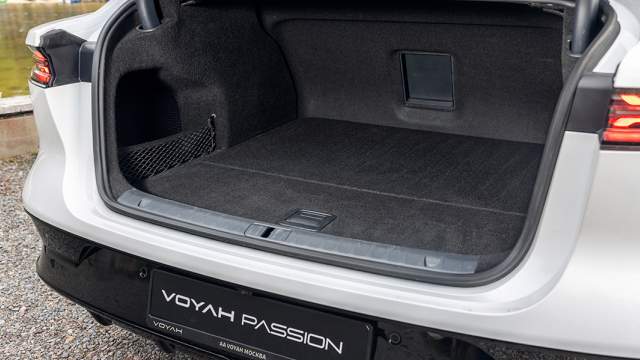 Объем багажника — 410 литров. Спинки не складываются, но есть лючок для длинномеров. В подполье не нашлось места запаске