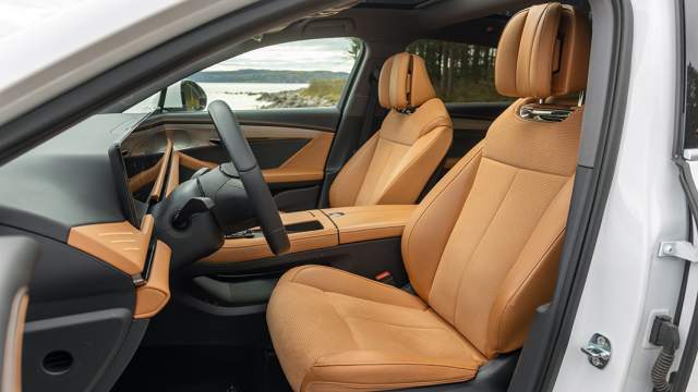 Передние сиденья оснащены подогревом, вентиляцией и функцией массажа. У водительского кресла есть регулировка поясничного подпора, можно менять наклон подушки