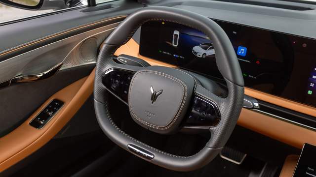 К форме руля нужно привыкнуть