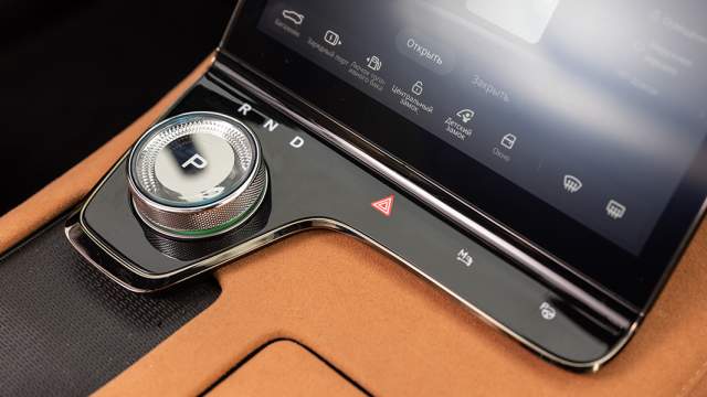 Режимы движения переключаются «хрустальной» шайбой. Багажник, зарадный лючок и лючок бензобака открываются через меню тачскрина