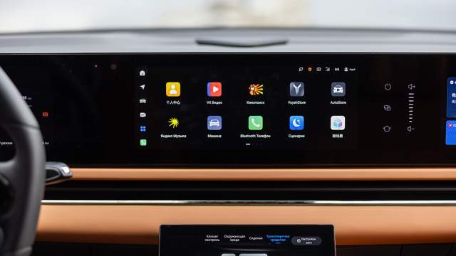 В мультимедийной системе уже установлены популярные российские приложения