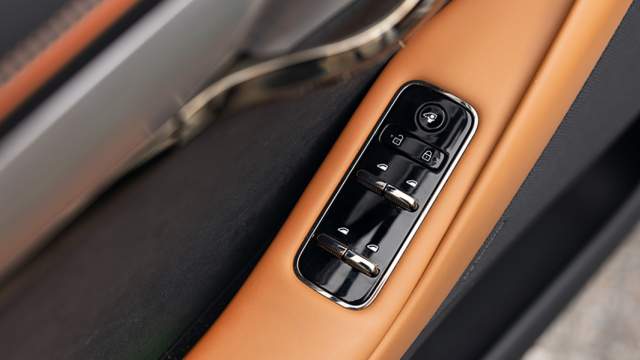 Клавиши стеклоподъемников и центрального замка у гибрида сделали физическими