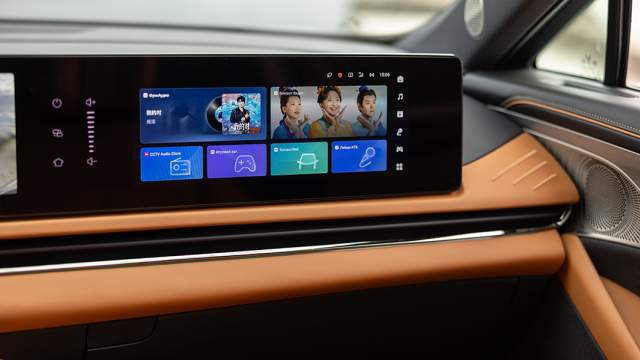 У переднего пассажира есть свой собственный дисплей