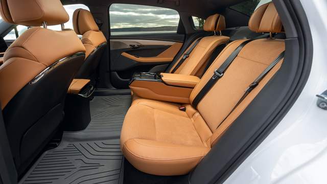 На заднем ряду внушительный запас места для ног