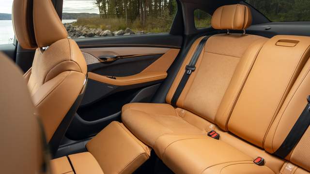 Наклон спинок регулируется, крайнее правое пассажирское место снабжено выдвижной оттоманкой