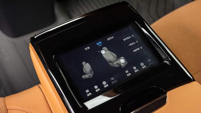 На откидном подлокотнике размещен тачскрин с которого можно управлять элеткрорегулировками кресел, подогревом, вентиляцией, массажем, климатической системой и шторками панорамной крыши