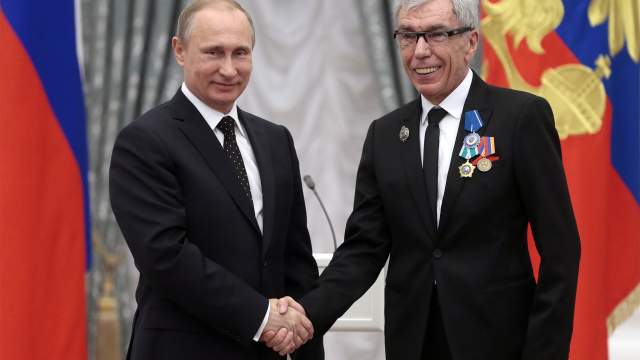 Президент РФ Владимир Путин и телеведущий Юрий Николаев (слева направо), награжденный орденом Почета, на церемонии вручения государственных наград в Екатерининском зале Кремля : Россия. Москва. 21 мая 2015