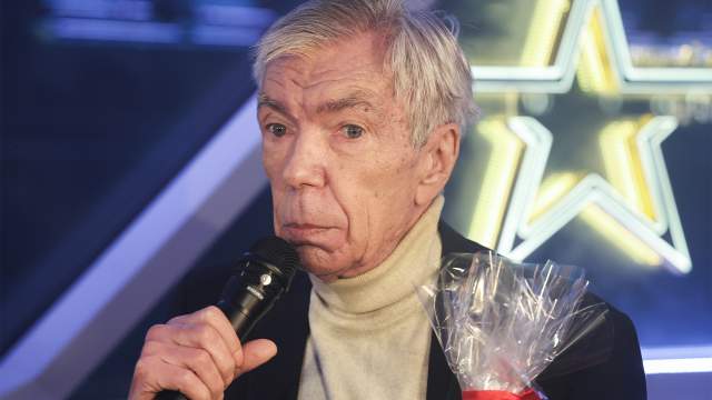 Телеведущий Юрий Николаев во время открытия новых памятных знаков в историко-познавательном комплексе "Галерея звезд отечественного телерадиовещания" во Всемирный день телевидения на территории Останкинской телебашни