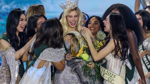 ewly-crowned Miss Earth 2025 Natalie Puskinova (C) of the Czech Republic is congratulated by other candidates during the Miss Earth 2025 coronation night in Paranaque City, the Philippines, on Nov. 5, 2025