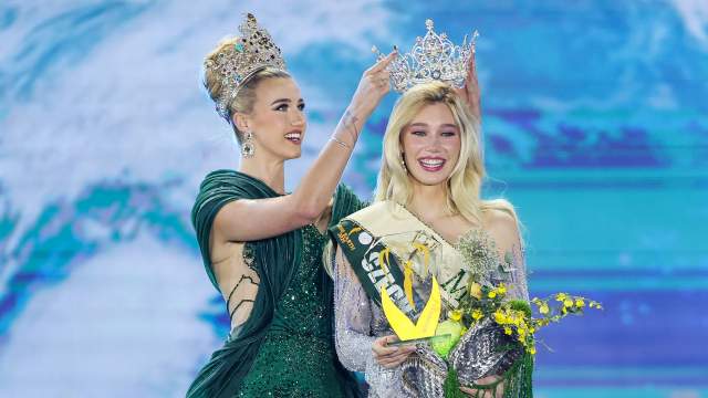  Miss Earth 2025 Natalie Puskinova (R) of the Czech Republic is crowned by Miss Earth 2024 Jessica Lane (L) of Australia during the Miss Earth 2025 coronation night in Paranaque City, the Philippines on Nov. 5, 2025