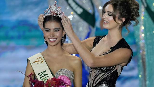 Miss Earth Fire 2025 Waree Ngamkham from Thailand is crowned during the Miss Earth 2025 beauty pageant on Wednesday, Nov. 5, 2025, in Manila, Philippines