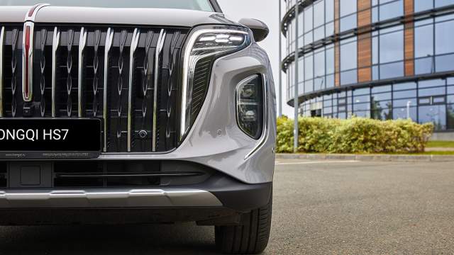 Активные шторки за решеткой радиатора улучшают аэродинамику, а также ускоряют прогрев мотора. Фары полностью светодиодные, с автоматическим дальним светом