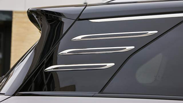 Молдинги на стойке навеяны традиционной китайской архитектурой