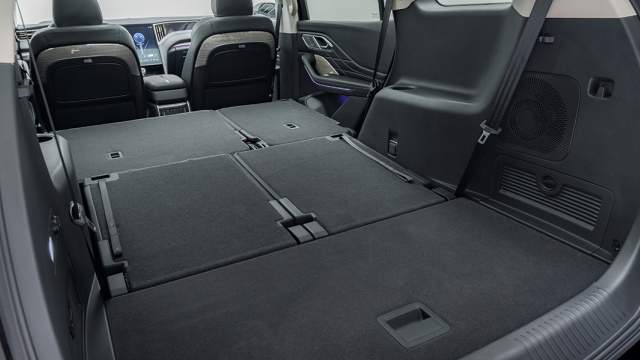 Если сложить второй и третий ряды кресел, погрузочный объем вырастает до 3117 литров