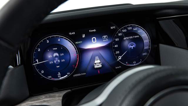 В качестве вариантов оформления приборной панели доступны и классические циферблаты