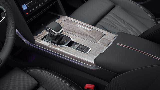 Селектор «автомата» нефиксируемый, к расположению клавиш сбоку нужно привыкать