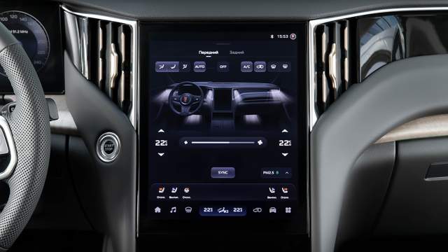 Центральный дисплей большой, но функций у него немного